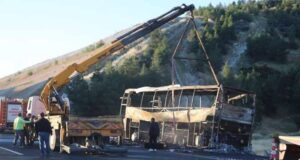 Autobusi përplaset dhe shpërthen në flakë, 8 viktima dhe dhjetëra të plag*sur