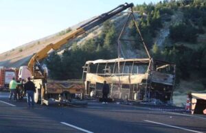 Autobusi përplaset dhe shpërthen në flakë, 8 viktima dhe dhjetëra të plag*sur