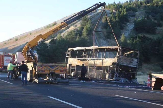 Autobusi përplaset dhe shpërthen në flakë, 8 viktima dhe dhjetëra të plag*sur