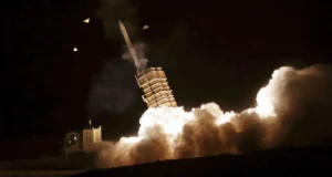 SHBA-të bombardojnë radarët iranianë, Teherani përgjigjet me raketa balistike