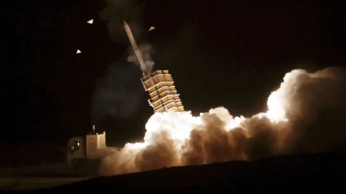 SHBA-të bombardojnë radarët iranianë, Teherani përgjigjet me raketa balistike