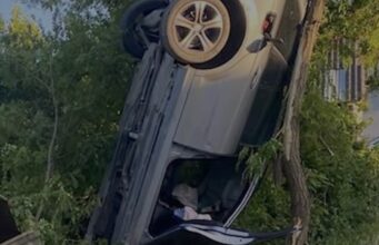 Përplasen dy mjete , njëra përfundon e varur në pemë