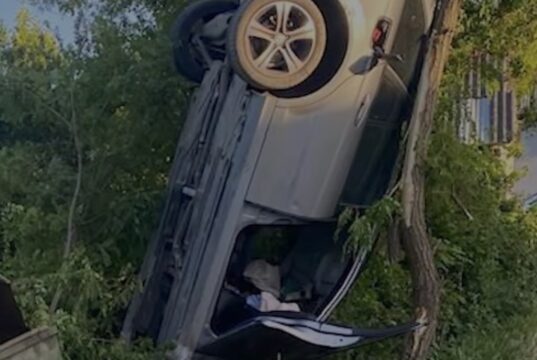 Përplasen dy mjete , njëra përfundon e varur në pemë