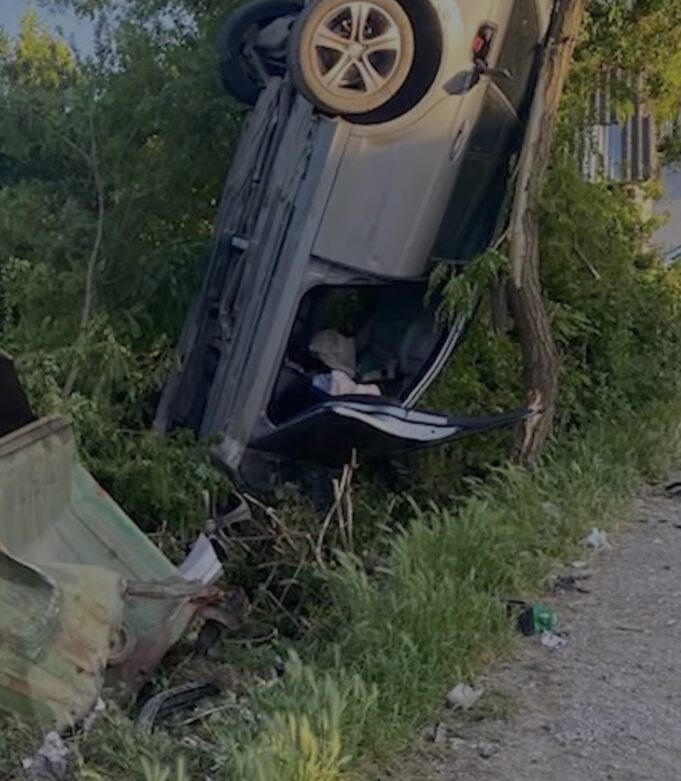 Përplasen dy mjete , njëra përfundon e varur në pemë