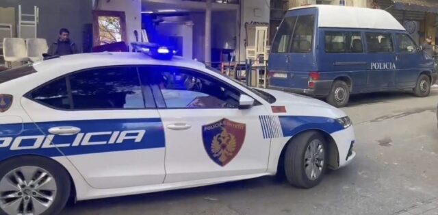Grabitje me a*më në një bankë të nivelit të dytë në Tiranë
