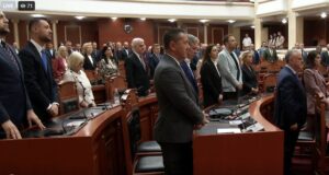 Kuvendi mban një minutë heshtje për efektin e policisë të vr*rë në krye të detyrës në Maliq