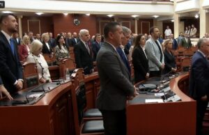 Kuvendi mban një minutë heshtje për efektin e policisë të vr*rë në krye të detyrës në Maliq