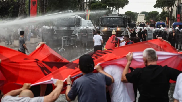 Mediat ndërkombëtare i bëjnë jehonë protestave në Shqipëri kundër projektit në Zvërnec