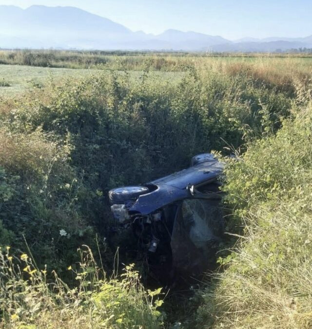 Makina përfundon në kanal,dërgohet në spital 16 vjecari