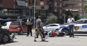 Vlorë, aksident në Transballkanike – përplasen automjeti me motomjetin, një i lënduar lehtë