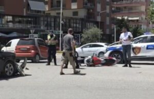 Vlorë, aksident në Transballkanike – përplasen automjeti me motomjetin, një i lënduar lehtë