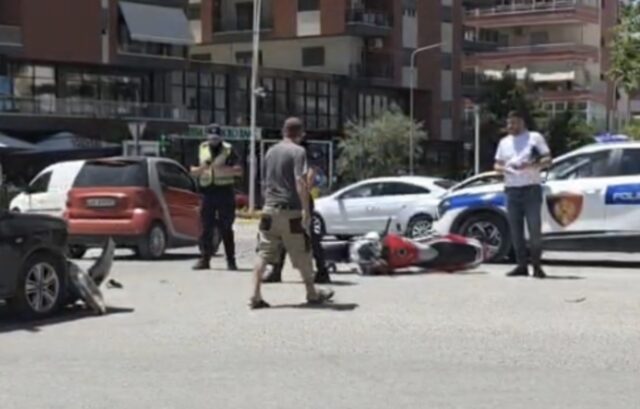 Vlorë, aksident në Transballkanike – përplasen automjeti me motomjetin, një i lënduar lehtë