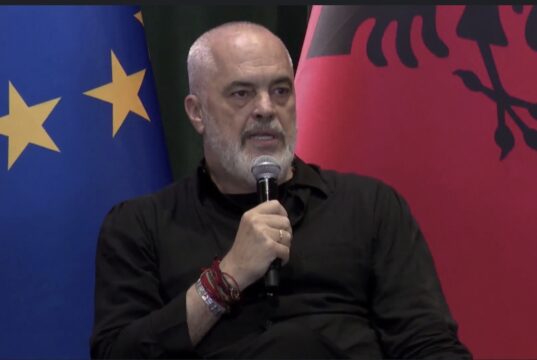 Rama ironizon protestat për Vjosë-Nartën: “Parlamenti Europian ndau ‘shapin’ nga ‘sheqeri’”