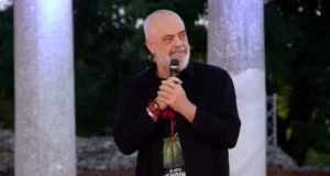 Rama ne FIER : “Te unë e gjetët të ngecte mikrofoni”