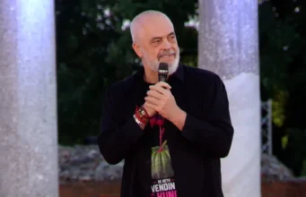 Rama ne FIER : “Te unë e gjetët të ngecte mikrofoni”