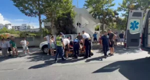 Aksident në Vlorë, përplasen një automjet dhe një motor, plagoset drejtuesi i motorit