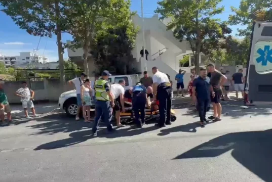 Aksident në Vlorë, përplasen një automjet dhe një motor, plagoset drejtuesi i motorit