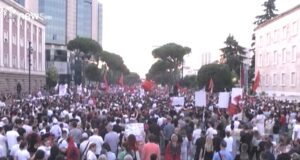 Halla e Erionit emocionon protestën: “Nipin ma vr*u th*ka, por edhe shteti kur iu fikën dritat në spital”