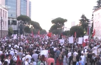 Halla e Erionit emocionon protestën: “Nipin ma vr*u th*ka, por edhe shteti kur iu fikën dritat në spital”