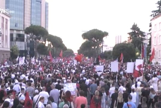 Halla e Erionit emocionon protestën: “Nipin ma vr*u th*ka, por edhe shteti kur iu fikën dritat në spital”