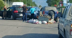 Aksident në aksin Gjirokastër-Tepelenë, përplasen tre automjete