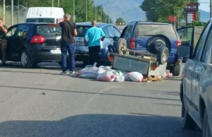 Aksident në aksin Gjirokastër-Tepelenë, përplasen tre automjete