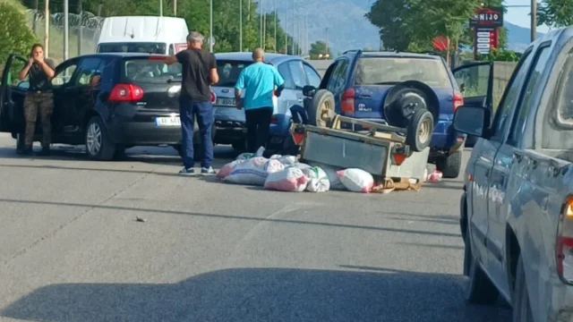 Aksident në aksin Gjirokastër-Tepelenë, përplasen tre automjete