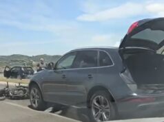 Aksident në aksin Vlorë–Panaja, makina përplaset me motorin pranë rrethrrotullimit