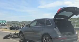 Aksident në aksin Vlorë–Panaja, makina përplaset me motorin pranë rrethrrotullimit