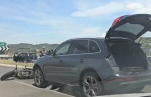Aksident në aksin Vlorë–Panaja, makina përplaset me motorin pranë rrethrrotullimit