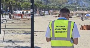 AKB aksion në plazhet e Vlorës, sekuestrohen çadra e shezlongë të vendosur pa leje