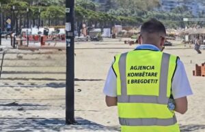 AKB aksion në plazhet e Vlorës, sekuestrohen çadra e shezlongë të vendosur pa leje