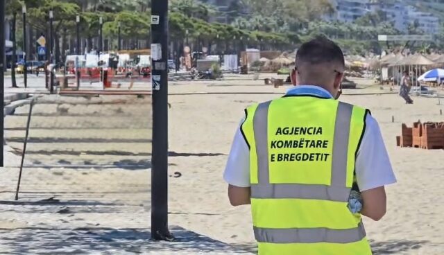 AKB aksion në plazhet e Vlorës, sekuestrohen çadra e shezlongë të vendosur pa leje