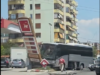 Autobusi del nga rruga, përplaset me tabelën e një karburanti