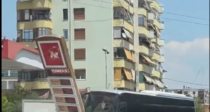 Autobusi del nga rruga, përplaset me tabelën e një karburanti