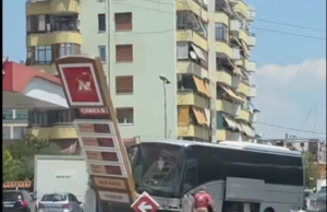 Autobusi del nga rruga, përplaset me tabelën e një karburanti