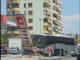 Autobusi del nga rruga, përplaset me tabelën e një karburanti