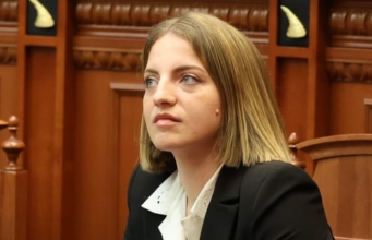Bajrat kallëzojnë deputeten Marjana Koçeku në SPAK