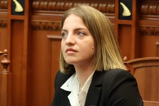 Bajrat kallëzojnë deputeten Marjana Koçeku në SPAK