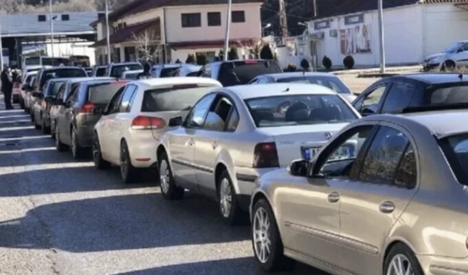 Fluks i lartë në Kapshticë, mbi 21 mijë qytetarë kaluan kufirin në 5 ditë