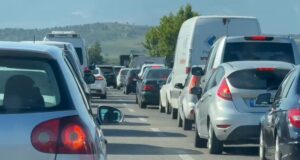 Aksident në aksin Levan–Vlorë, rëndohet trafiku