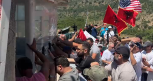 Shembet rrethimi në Kakome pas 22 vitesh, banorët protestë për hapjen e aksesit në plazh