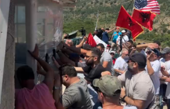 Shembet rrethimi në Kakome pas 22 vitesh, banorët protestë për hapjen e aksesit në plazh