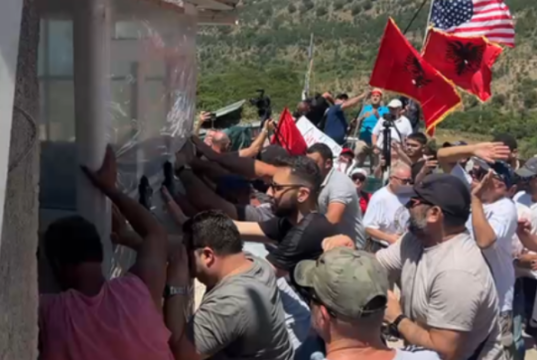 Shembet rrethimi në Kakome pas 22 vitesh, banorët protestë për hapjen e aksesit në plazh