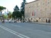 Një grup protestuesish e gdhihen sërish në bulevard