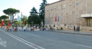 Një grup protestuesish gdhihen sërish në bulevard