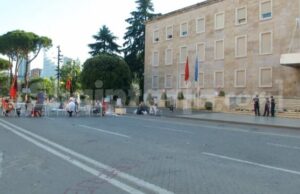 Një grup protestuesish e gdhihen sërish në bulevard