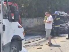 Makina përplaset me furgonin e pasagjerëve dhe përfshihet nga flakët