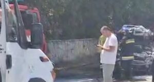 Makina përplaset me furgonin e pasagjerëve dhe përfshihet nga flakët