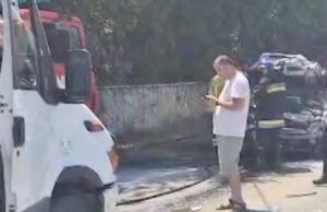 Makina përplaset me furgonin e pasagjerëve dhe përfshihet nga flakët